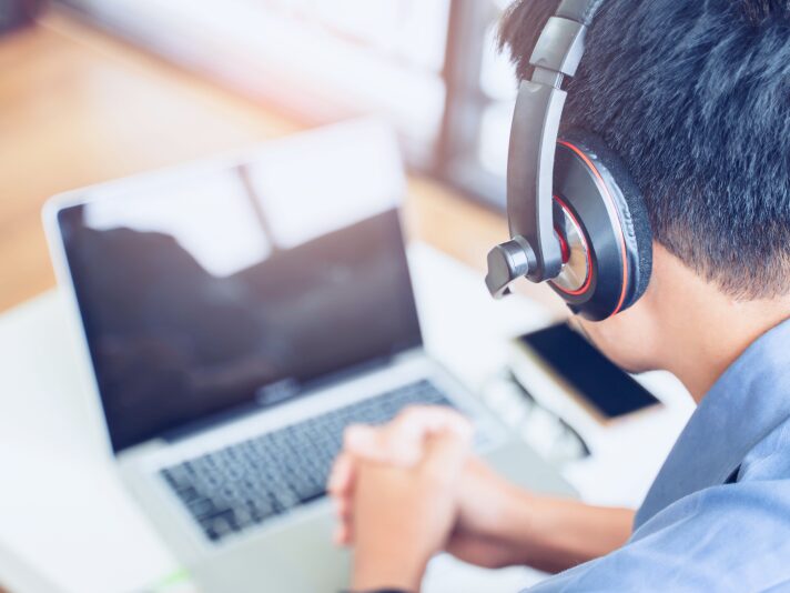 ヘッドセットでオンラインサポートを受けている受講生の様子