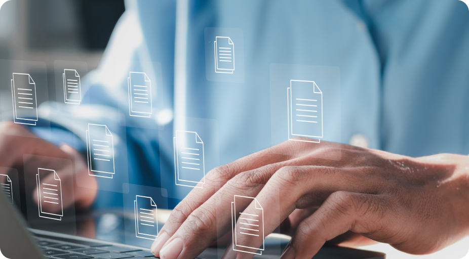 パソコンで複数の資料を確認しながら作業している様子