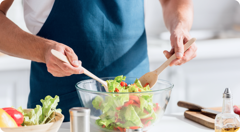 新鮮な野菜を使ってサラダを作っている様子