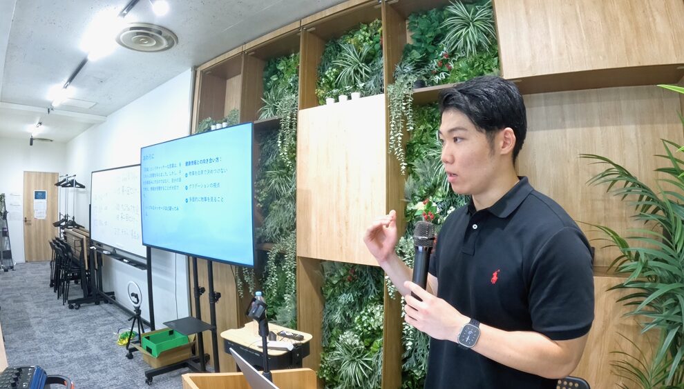 セミナーでマイクを持って話す栄養先生ひろしの様子